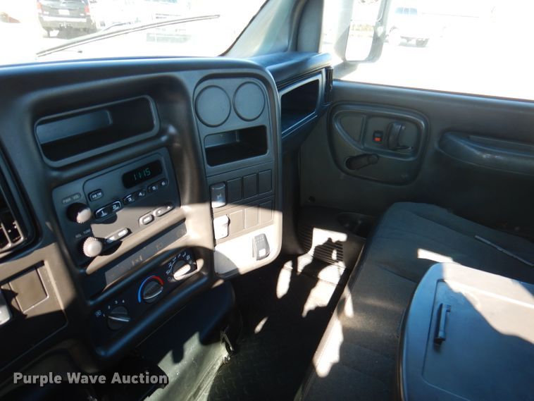 image for item DY9603 2005 GMC C5500  truck cab and chassis
