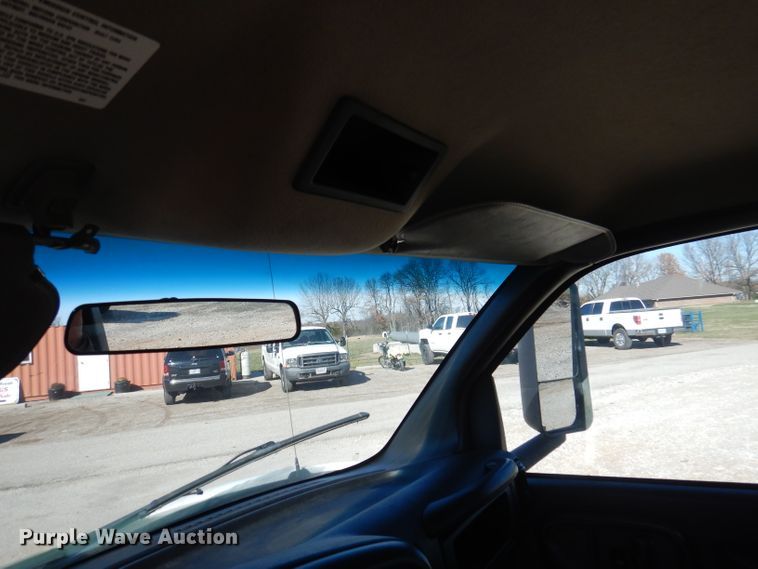 image for item DY9603 2005 GMC C5500  truck cab and chassis