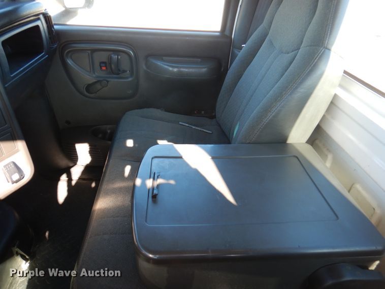 image for item DY9603 2005 GMC C5500  truck cab and chassis