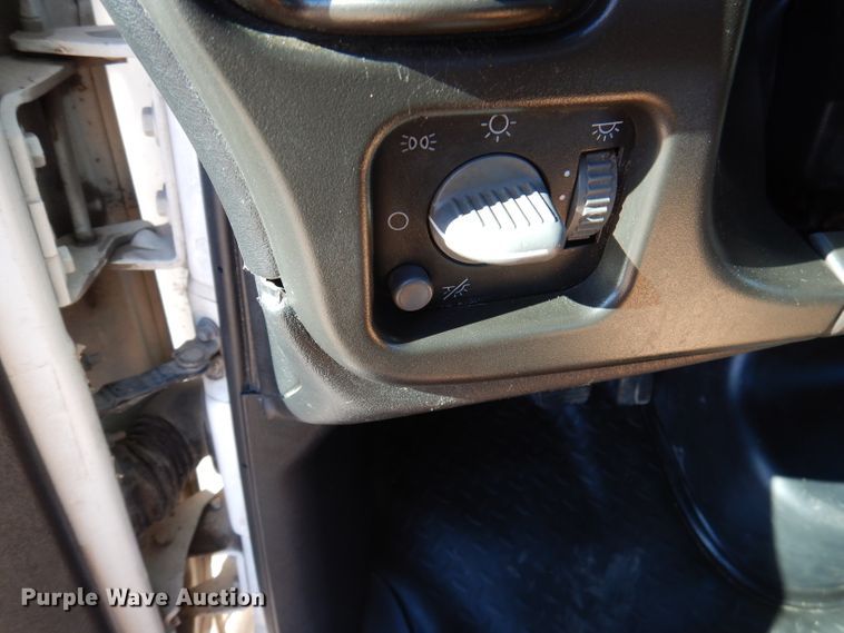 image for item DY9603 2005 GMC C5500  truck cab and chassis