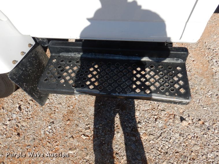 image for item DY9603 2005 GMC C5500  truck cab and chassis