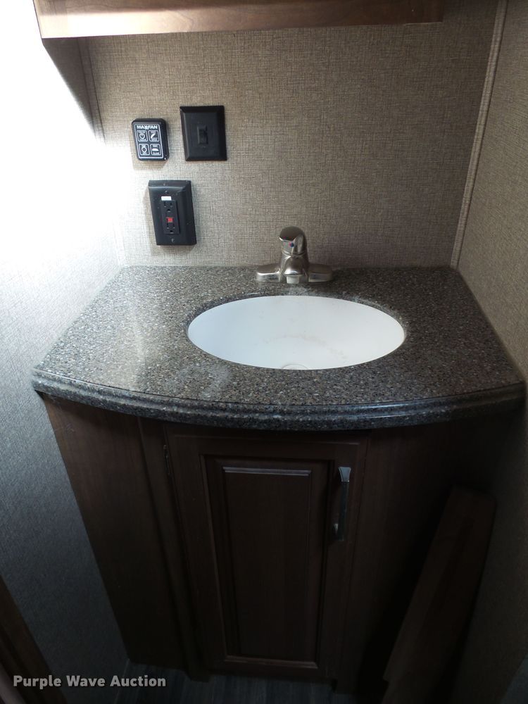 image for item EF9648 2016 Keystone Montana 3820FK  camper