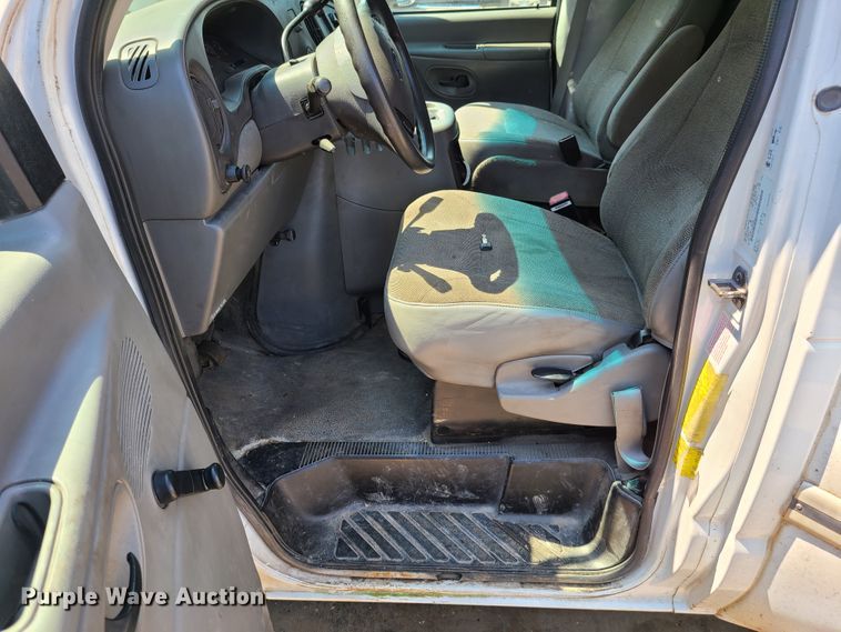 image for item EL9995 2004 Ford E450  box truck