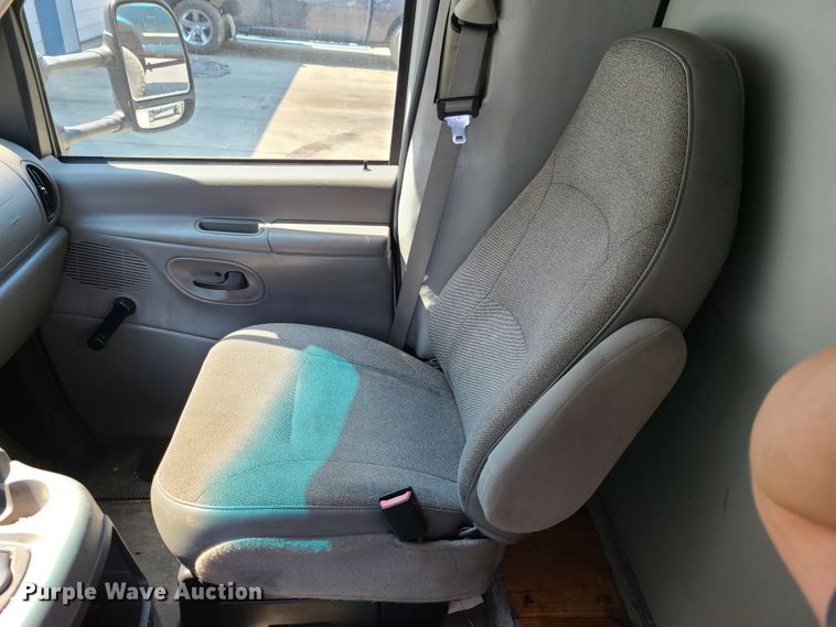 image for item EL9995 2004 Ford E450  box truck