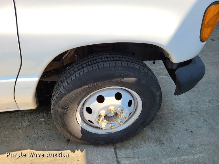 image for item EL9995 2004 Ford E450  box truck