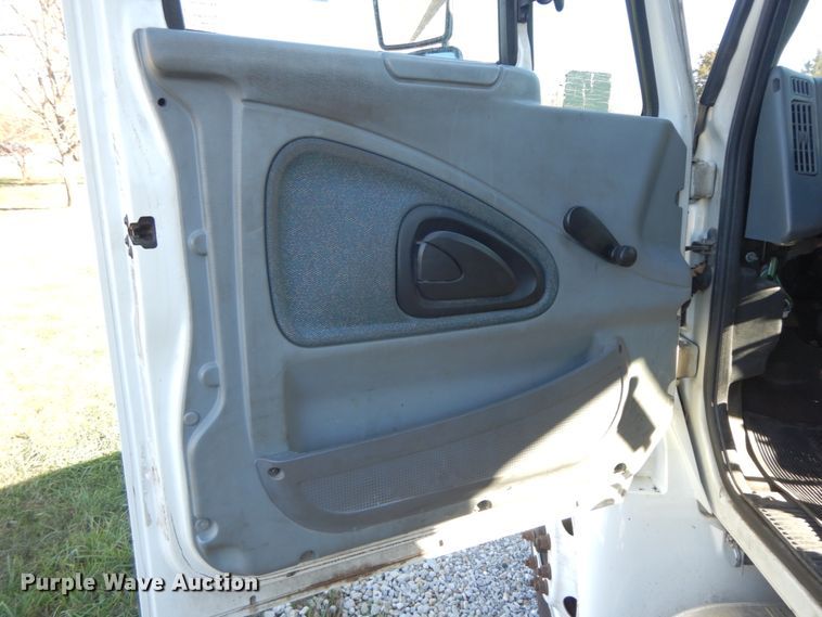 image for item FG9689 2002 International 4300  box truck