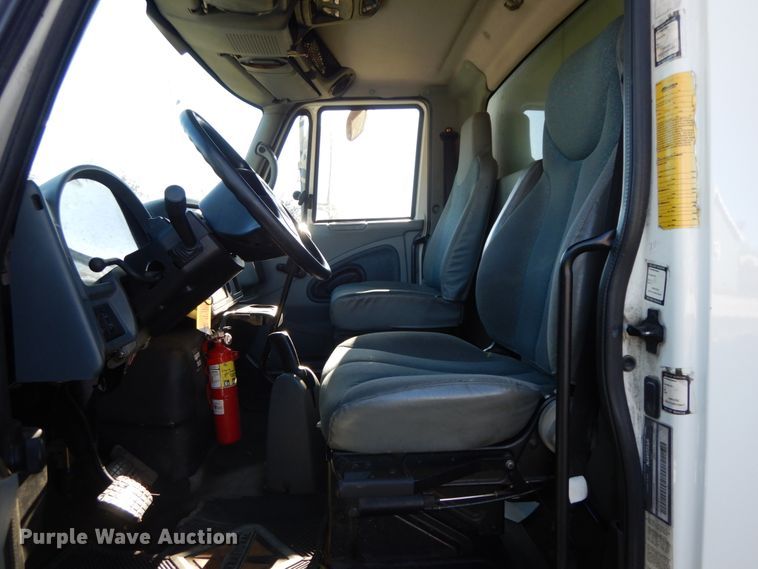 image for item FG9689 2002 International 4300  box truck