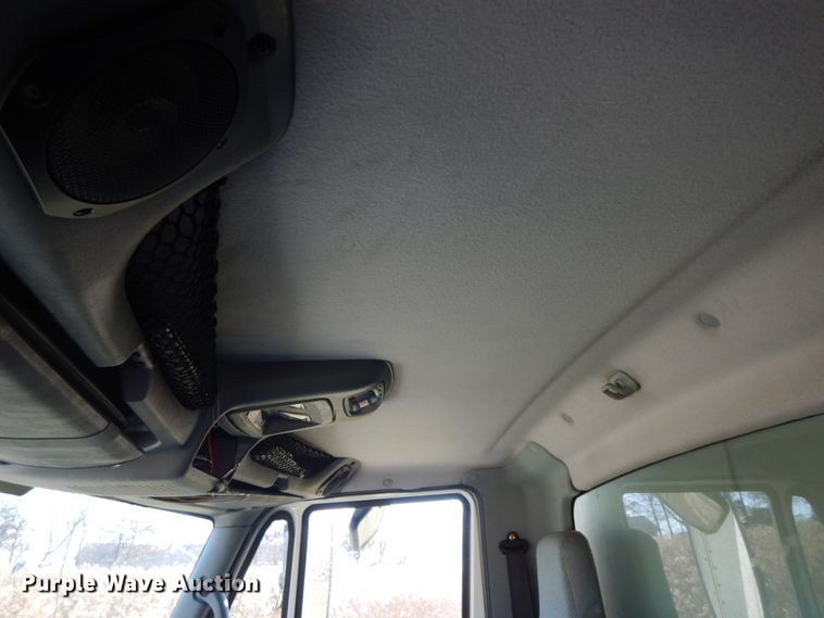 image for item FG9689 2002 International 4300  box truck