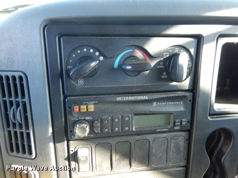 image for item FG9689 2002 International 4300  box truck