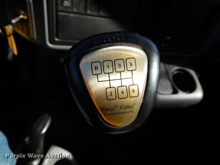 image for item FG9689 2002 International 4300  box truck