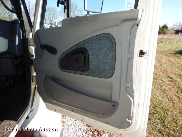 image for item FG9689 2002 International 4300  box truck