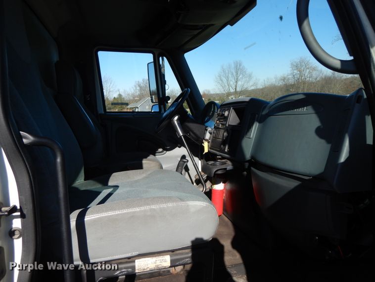 image for item FG9689 2002 International 4300  box truck