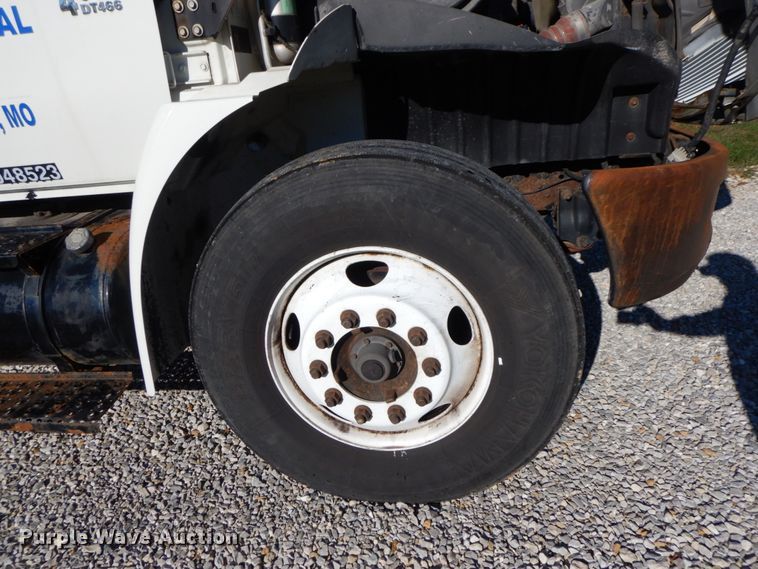 image for item FG9689 2002 International 4300  box truck