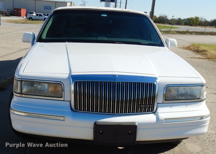image for item FW9887 1997 Lincoln Town Car Executive  limousine