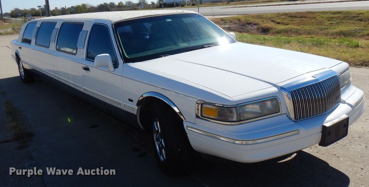 image for item FW9887 1997 Lincoln Town Car Executive  limousine