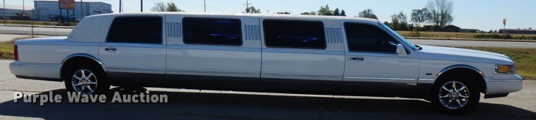 image for item FW9887 1997 Lincoln Town Car Executive  limousine