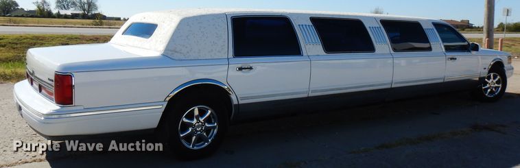 image for item FW9887 1997 Lincoln Town Car Executive  limousine