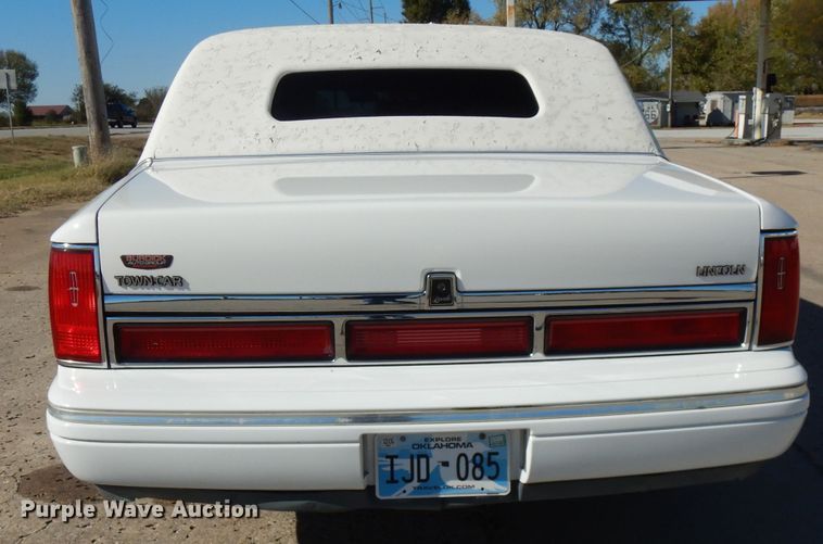 image for item FW9887 1997 Lincoln Town Car Executive  limousine