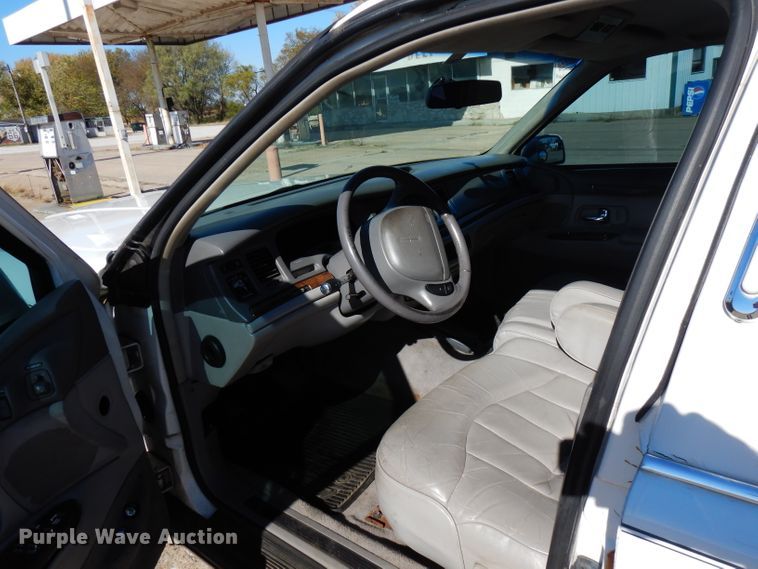 image for item FW9887 1997 Lincoln Town Car Executive  limousine