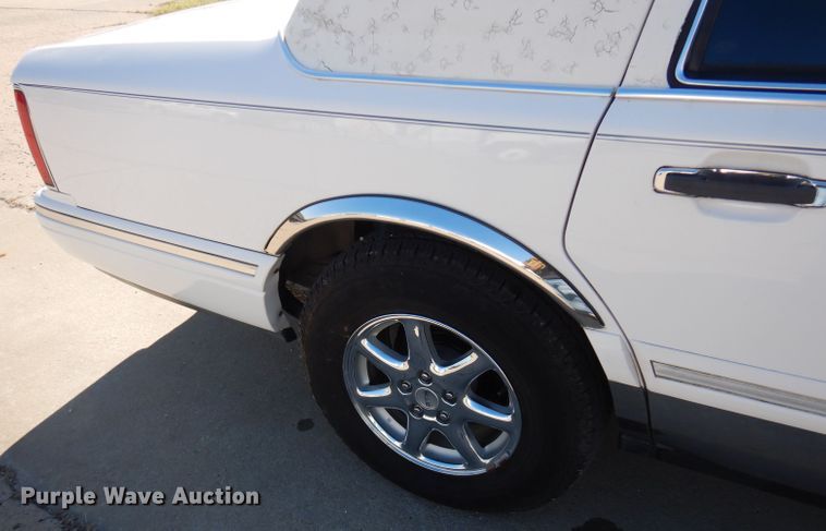 image for item FW9887 1997 Lincoln Town Car Executive  limousine