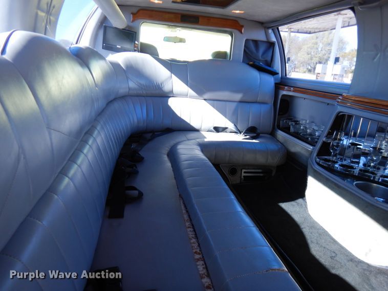 image for item FW9887 1997 Lincoln Town Car Executive  limousine