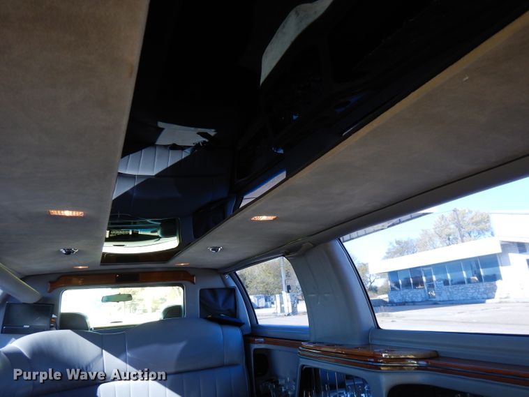 image for item FW9887 1997 Lincoln Town Car Executive  limousine