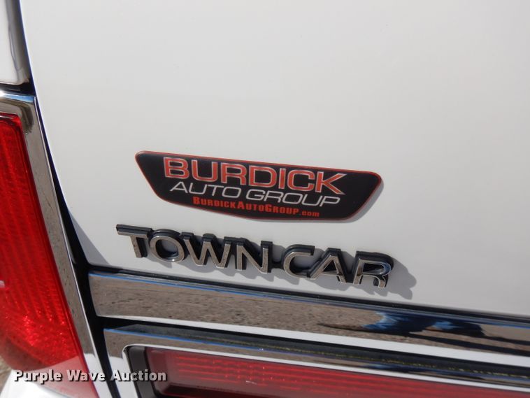 image for item FW9887 1997 Lincoln Town Car Executive  limousine