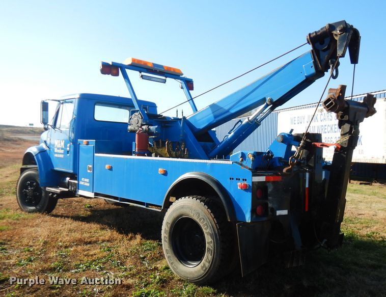 image for item FW9894 1986 International S1800  tow truck