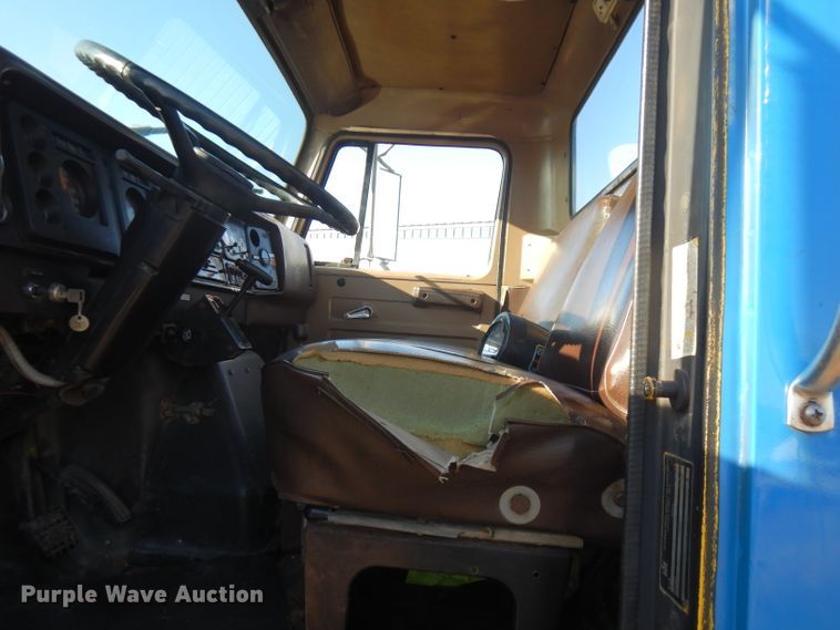 image for item FW9894 1986 International S1800  tow truck