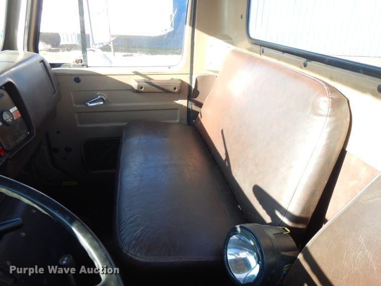 image for item FW9894 1986 International S1800  tow truck