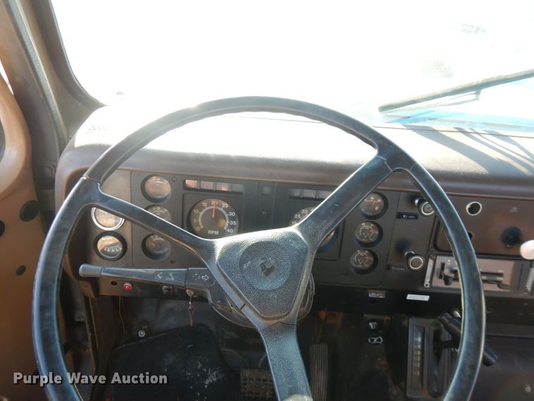 image for item FW9894 1986 International S1800  tow truck