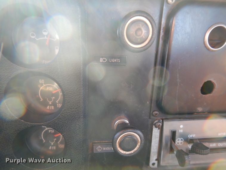 image for item FW9894 1986 International S1800  tow truck