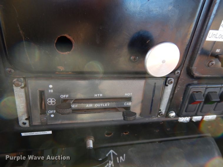 image for item FW9894 1986 International S1800  tow truck