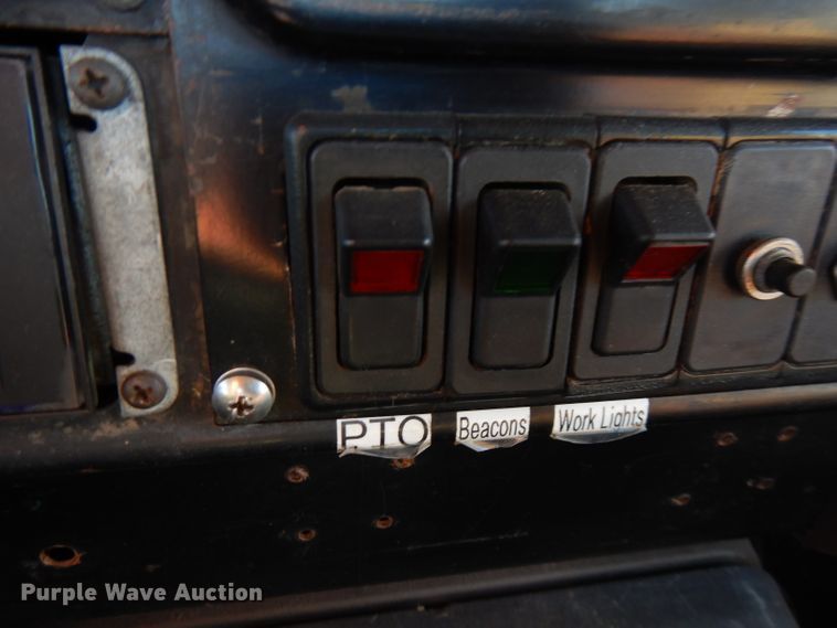 image for item FW9894 1986 International S1800  tow truck