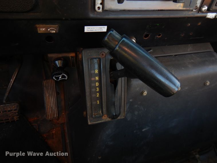 image for item FW9894 1986 International S1800  tow truck