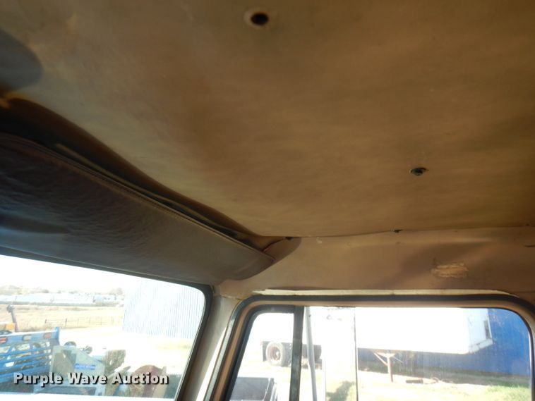 image for item FW9894 1986 International S1800  tow truck