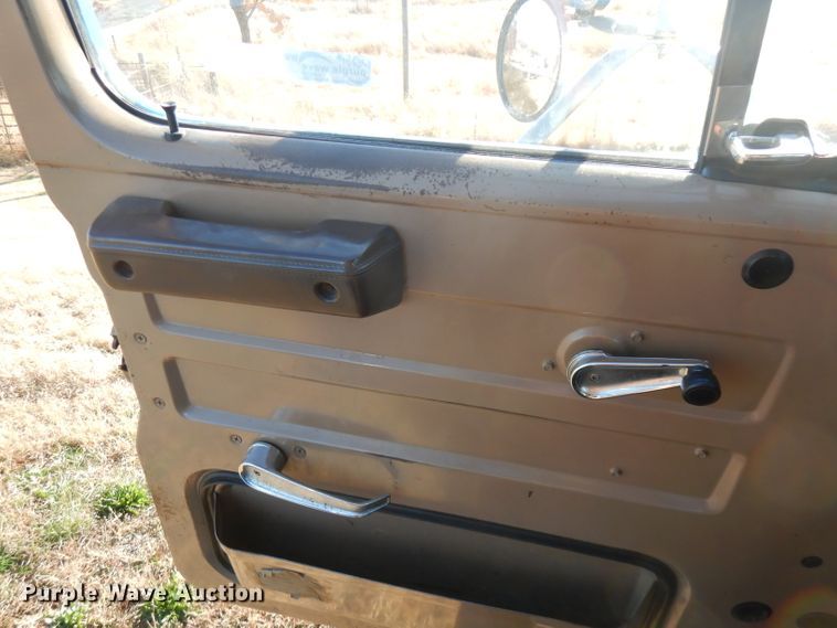 image for item FW9894 1986 International S1800  tow truck