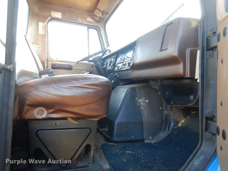 image for item FW9894 1986 International S1800  tow truck