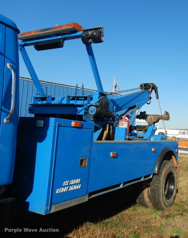 image for item FW9894 1986 International S1800  tow truck