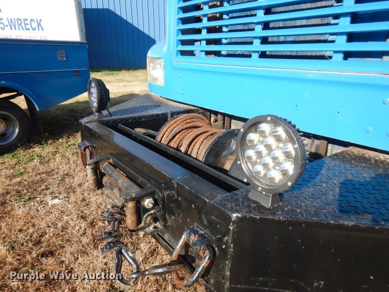 image for item FW9894 1986 International S1800  tow truck