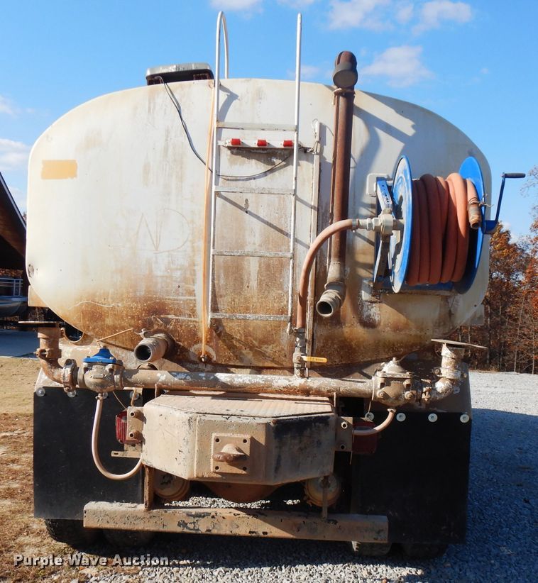 image for item FW9909 2000 Freightliner FL80  water truck