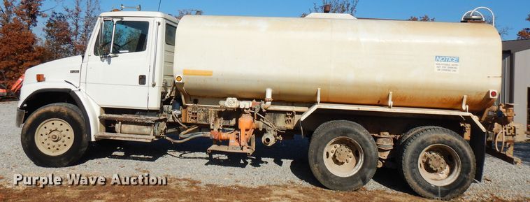 image for item FW9909 2000 Freightliner FL80  water truck