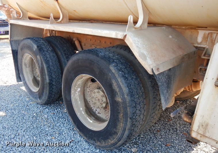 image for item FW9909 2000 Freightliner FL80  water truck