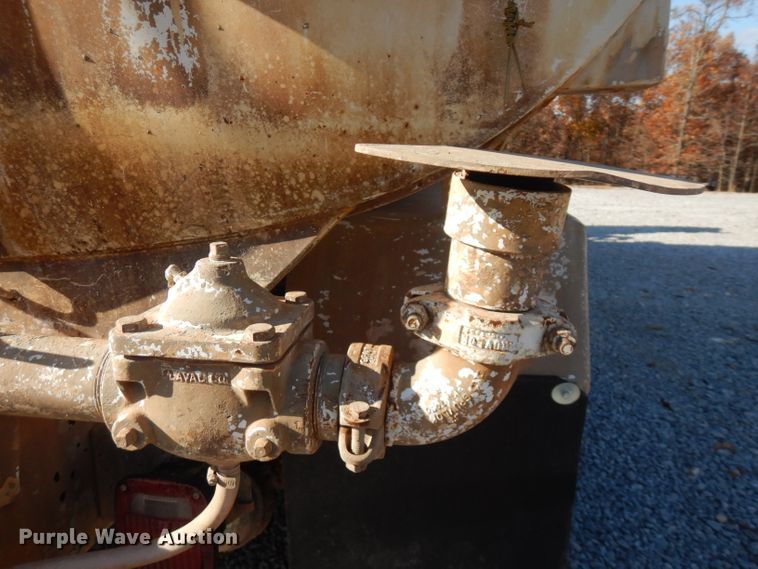 image for item FW9909 2000 Freightliner FL80  water truck