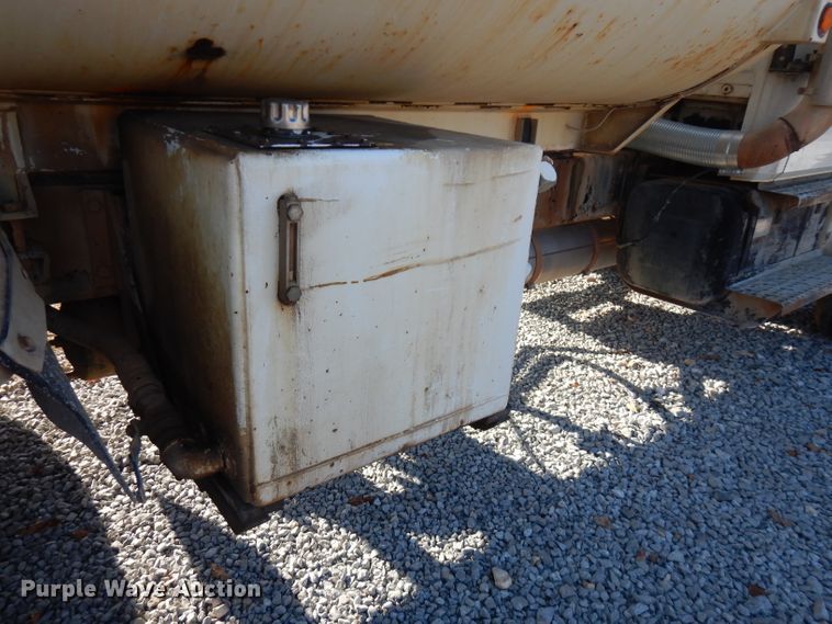 image for item FW9909 2000 Freightliner FL80  water truck