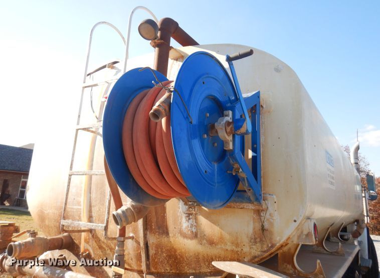 image for item FW9909 2000 Freightliner FL80  water truck