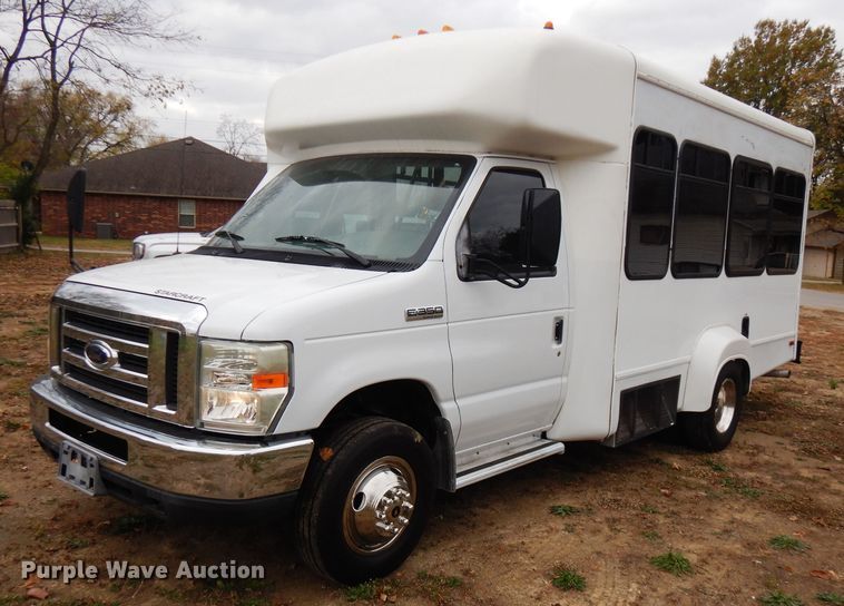 image for item FW9916 2008 Ford E350 Super Duty  shuttle bus