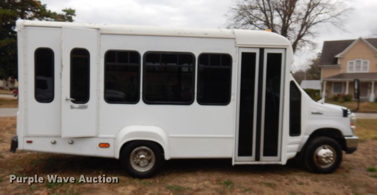 image for item FW9916 2008 Ford E350 Super Duty  shuttle bus