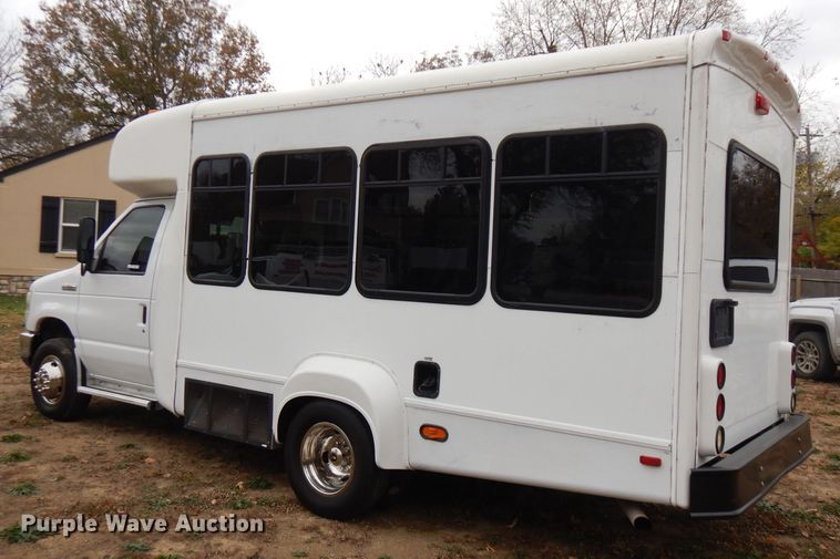 image for item FW9916 2008 Ford E350 Super Duty  shuttle bus