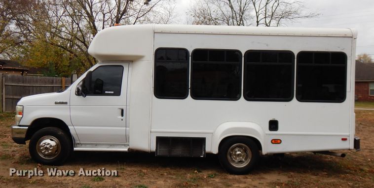 image for item FW9916 2008 Ford E350 Super Duty  shuttle bus